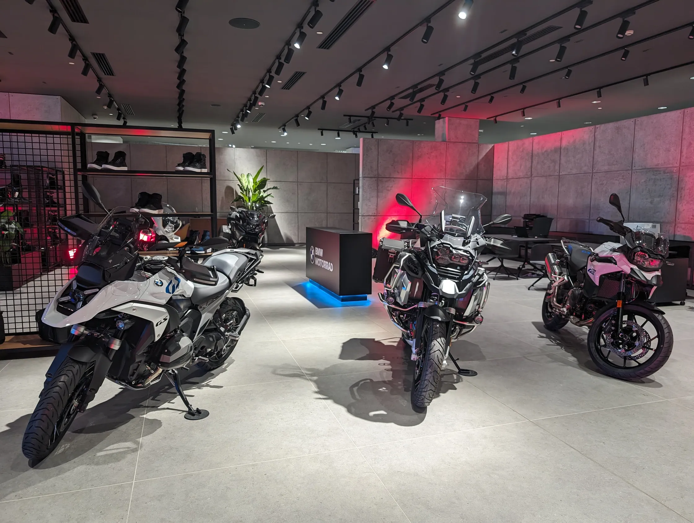 Interactive Poster Signing – Dubai Showroom Launch - Image 9
