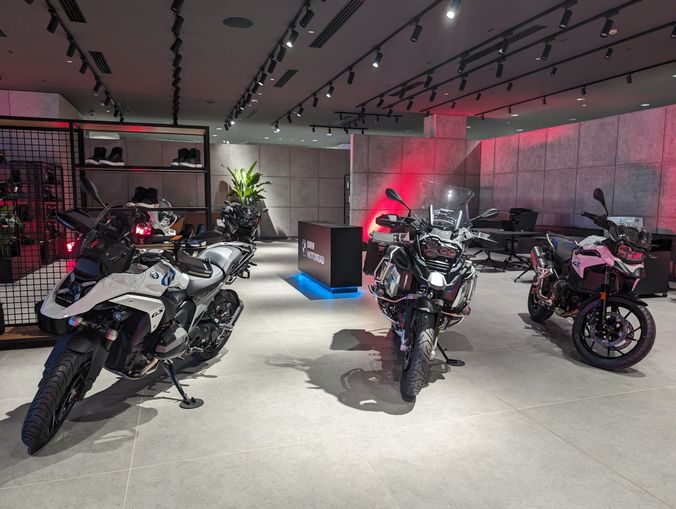 Interactive Poster Signing – Dubai Showroom Launch - Image 9